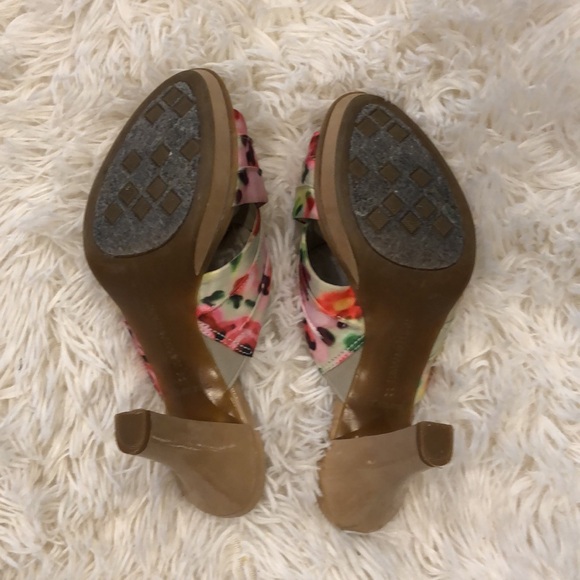 Naturalizer N5 Comfort heel. Colorful floral print. Size 7. - Picture 7 of 9